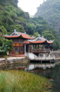 Trang An : un petit temple, les pieds dans l'eau