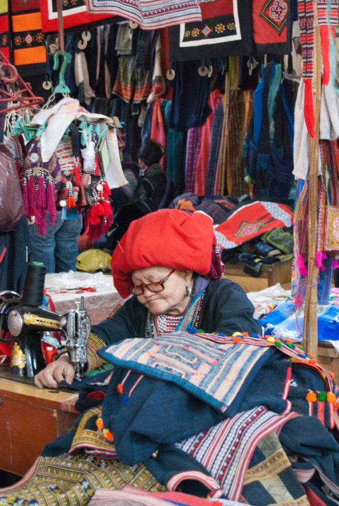 Une femme Zao sur le marché couvert de Sapa