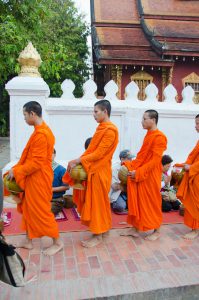 Offrande rituelle aux moines de Luang Prabang