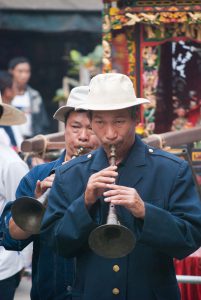 Les musiciens suivant le cortège au Nianli de Long Chao.