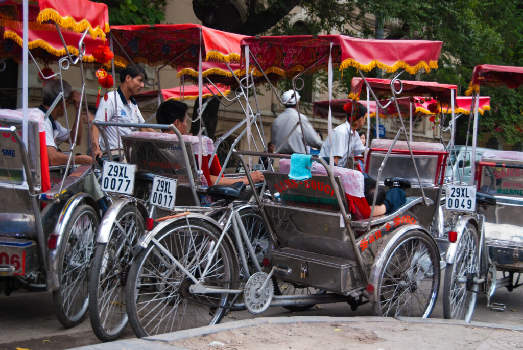 Des cycles-pousse attendent les touristes dans le vieux quartier de Hanoï.