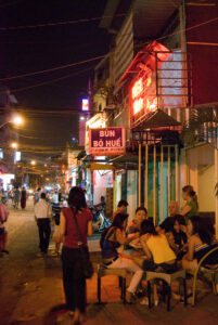 Pham Ngu Lao de nuit (Saïgon)